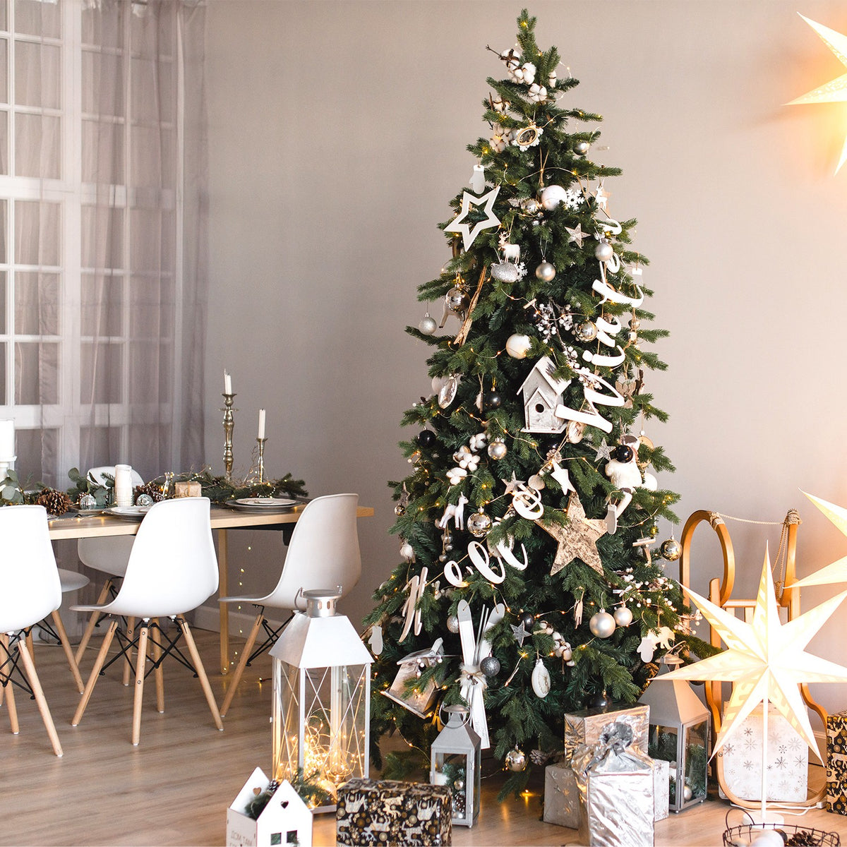 Albero di Natale Slim in PVC Realistico, Ideale per Spazi Ridotti, di Altissima Qualità, Rami Fitti e Base Stabile, Design Elegante per Decorazioni Natalizie di Classe