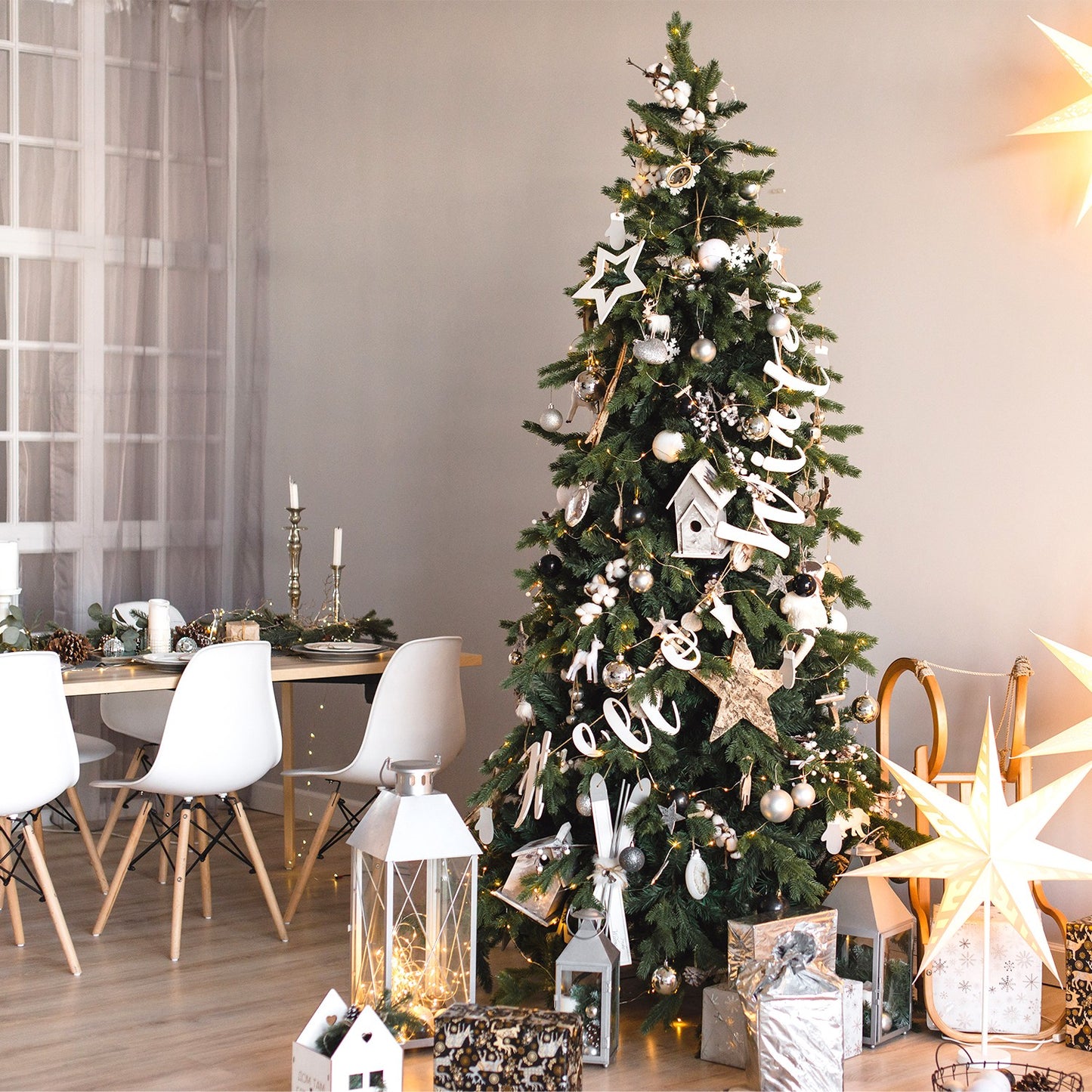 Albero di Natale Slim in PVC per spazi ridotti - rami fitti e base stabile